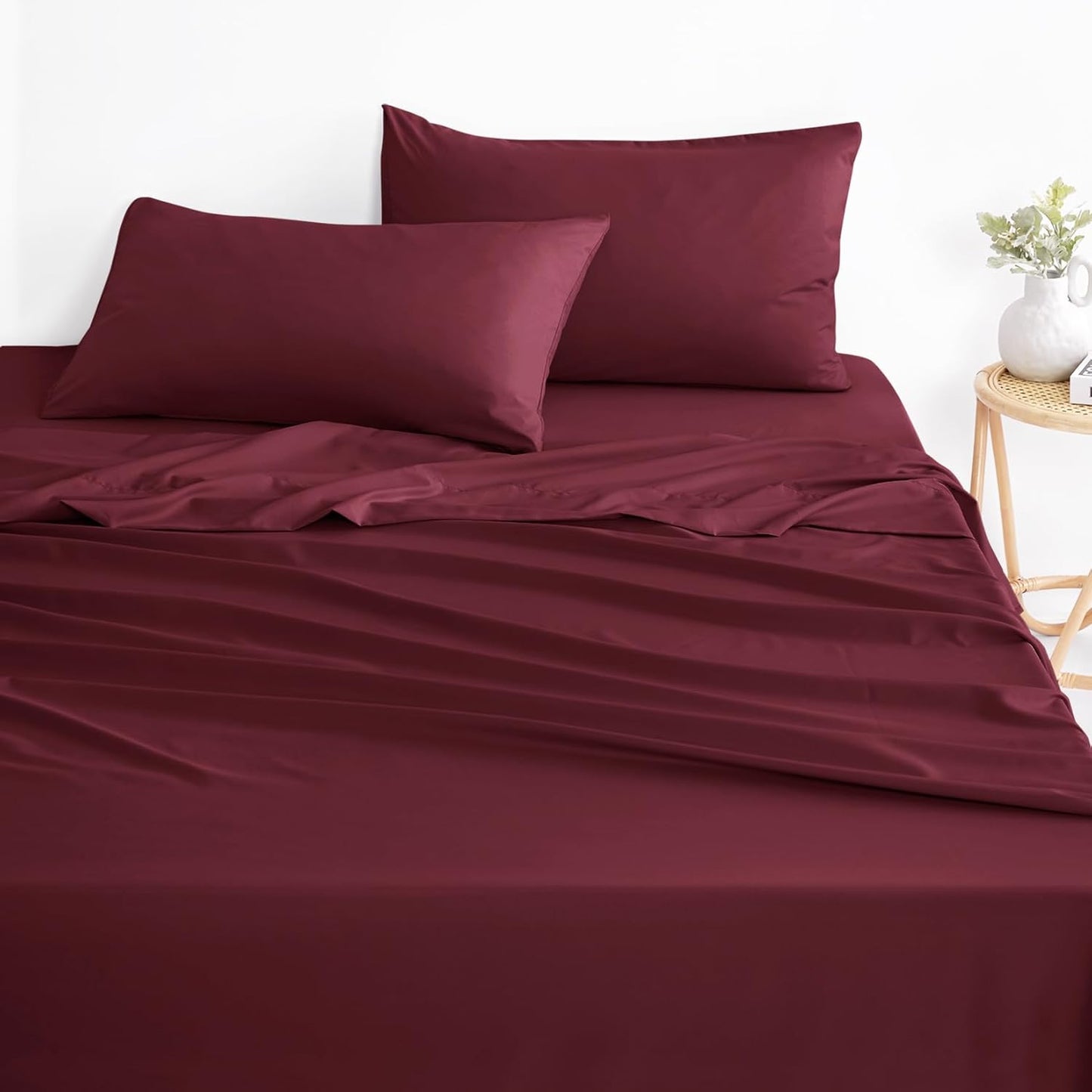 Wake In Cloud - White Sheet Set, 1000TC Ultra Soft Microfiber, Fitted Sheet & Flat Sheet & 2 Pillowcases (4 pcs, Queen Size)