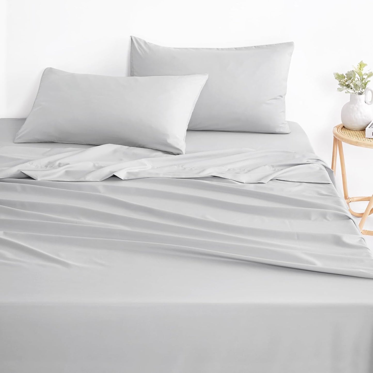 Wake In Cloud - White Sheet Set, 1000TC Ultra Soft Microfiber, Fitted Sheet & Flat Sheet & 2 Pillowcases (4 pcs, Queen Size)