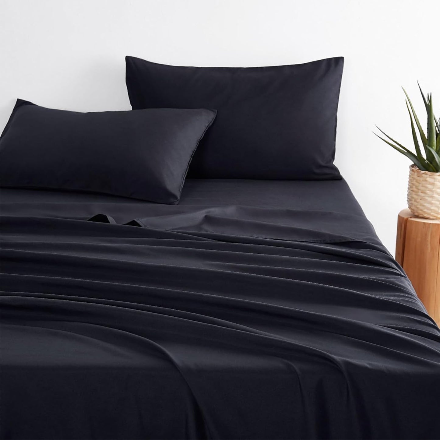 Wake In Cloud - White Sheet Set, 1000TC Ultra Soft Microfiber, Fitted Sheet & Flat Sheet & 2 Pillowcases (4 pcs, Queen Size)