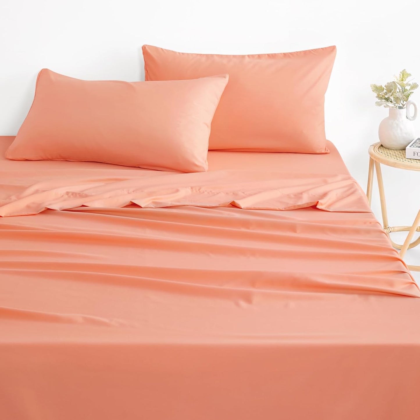 Wake In Cloud - White Sheet Set, 1000TC Ultra Soft Microfiber, Fitted Sheet & Flat Sheet & 2 Pillowcases (4 pcs, Queen Size)