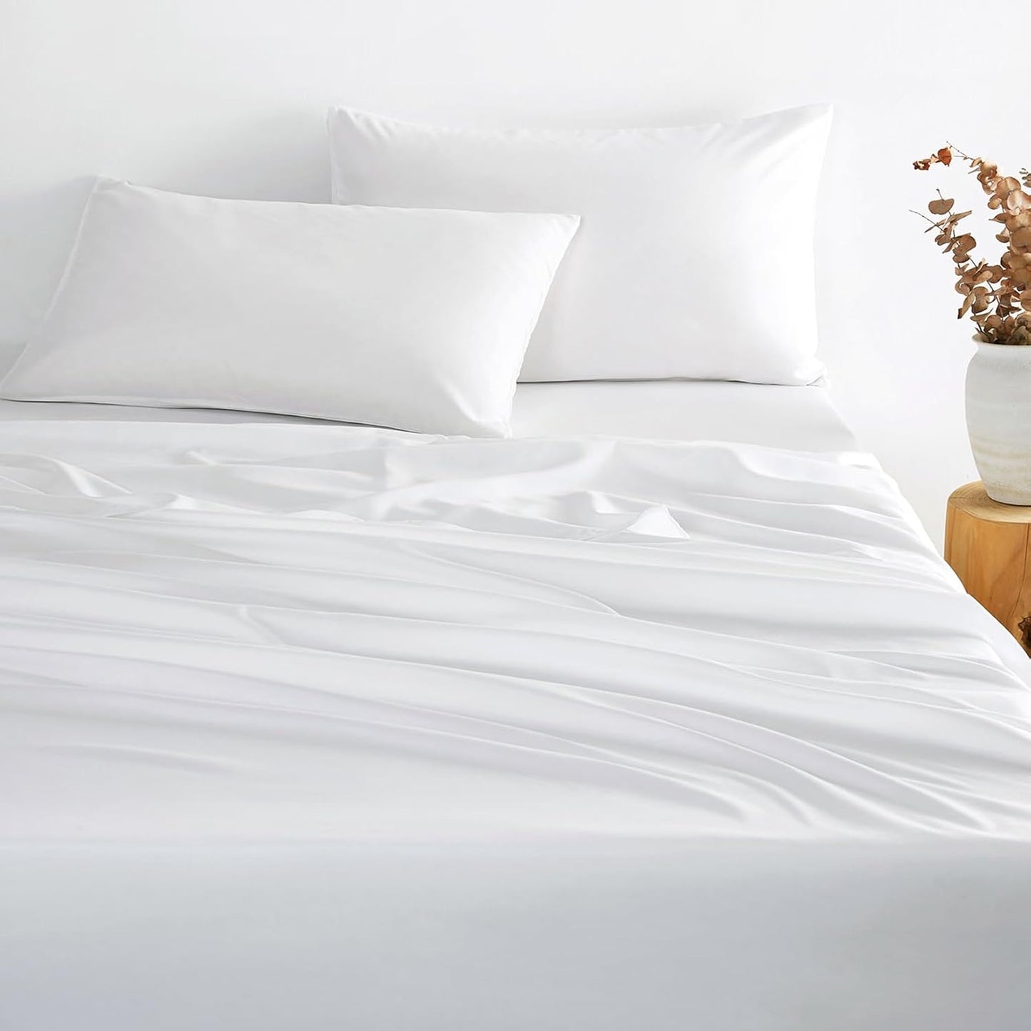 Wake In Cloud - White Sheet Set, 1000TC Ultra Soft Microfiber, Fitted Sheet & Flat Sheet & 2 Pillowcases (4 pcs, Queen Size)