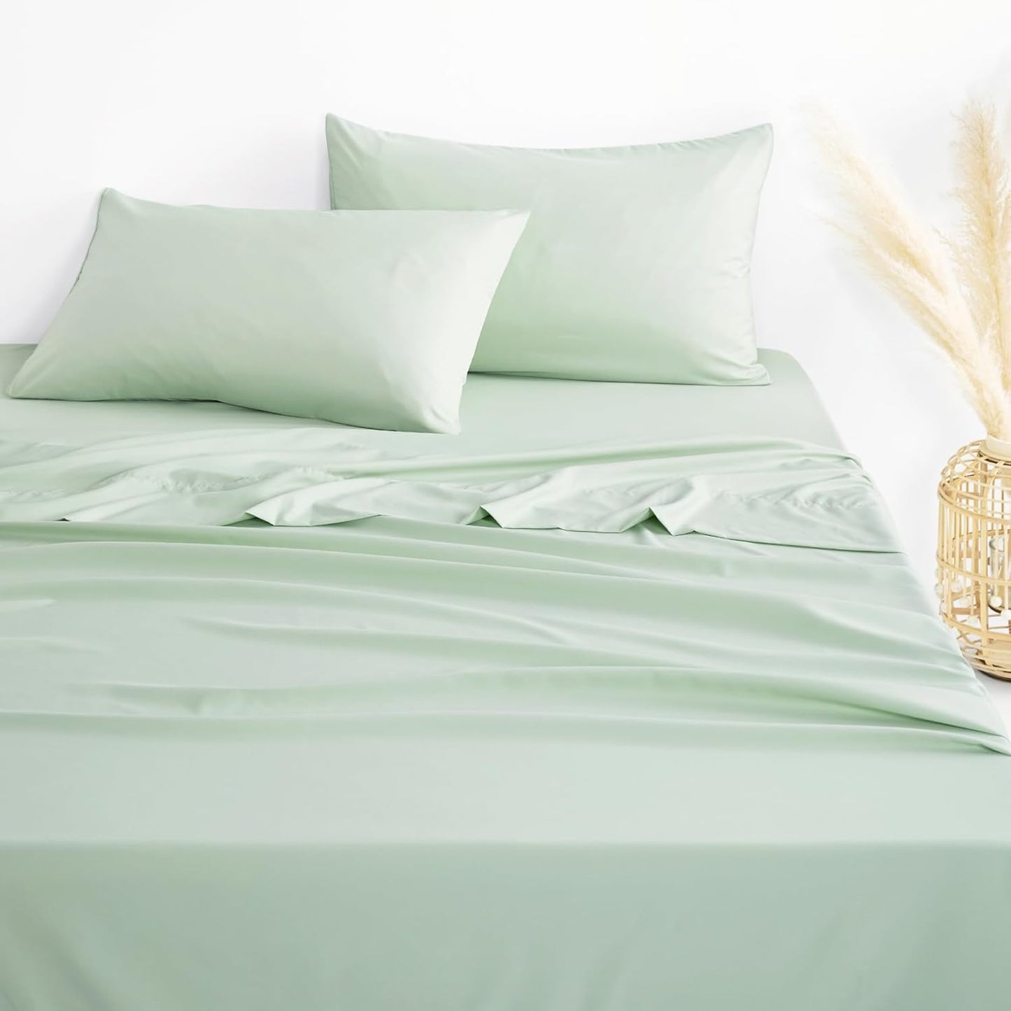 Wake In Cloud - White Sheet Set, 1000TC Ultra Soft Microfiber, Fitted Sheet & Flat Sheet & 2 Pillowcases (4 pcs, Queen Size)