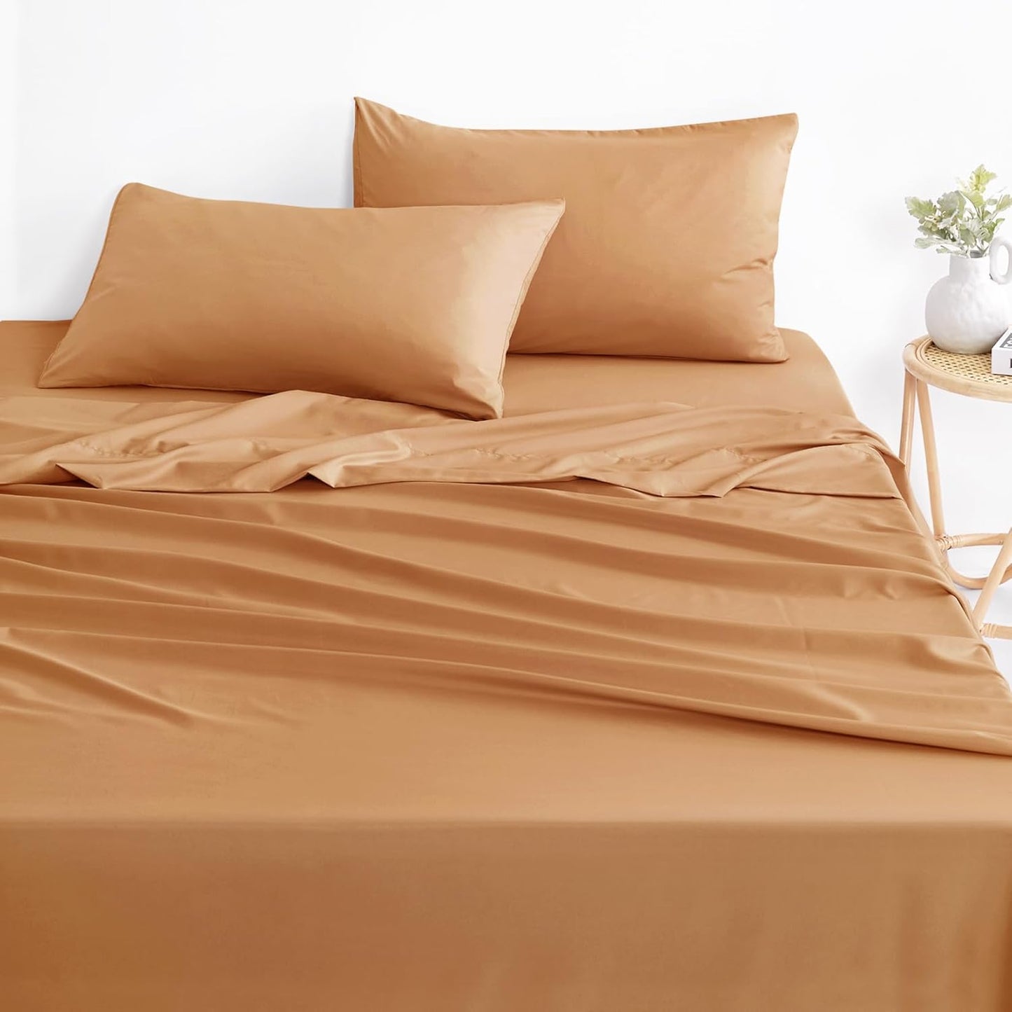 Wake In Cloud - White Sheet Set, 1000TC Ultra Soft Microfiber, Fitted Sheet & Flat Sheet & 2 Pillowcases (4 pcs, Queen Size)