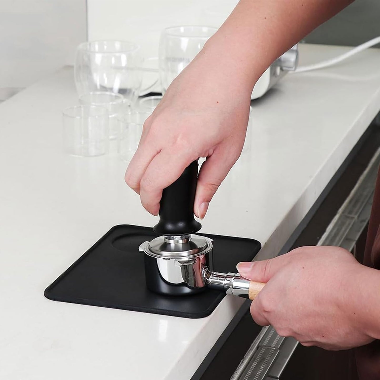 Coffee Tamper Mat, Food Safe Silicone Coffee Tamp Mat Anti-Slip, Espresso Tamping Mat Food Grade Non-Slip Coffee Pad Tamp Station Espresso Accessory(Black-ZY1)
