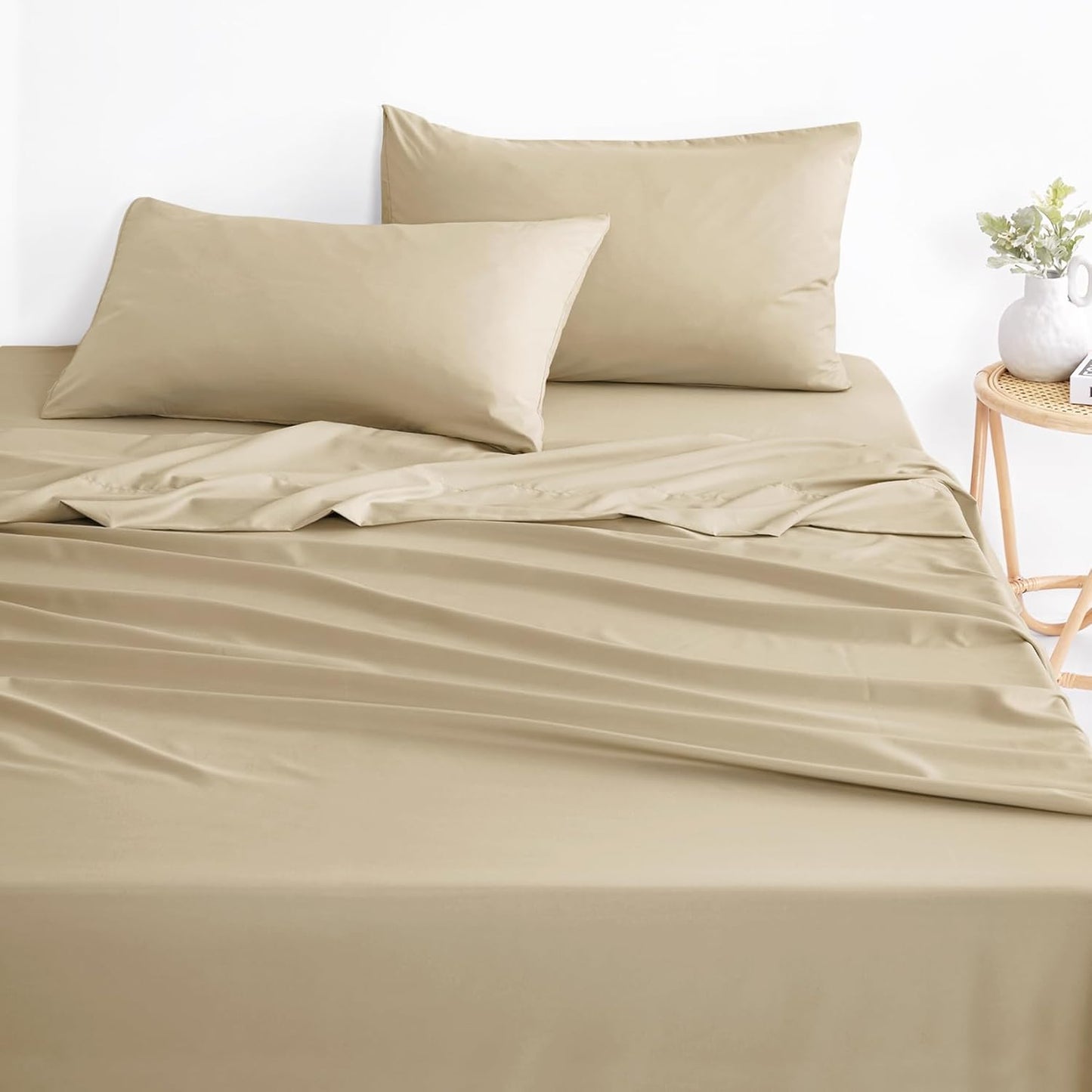 Wake In Cloud - White Sheet Set, 1000TC Ultra Soft Microfiber, Fitted Sheet & Flat Sheet & 2 Pillowcases (4 pcs, Queen Size)