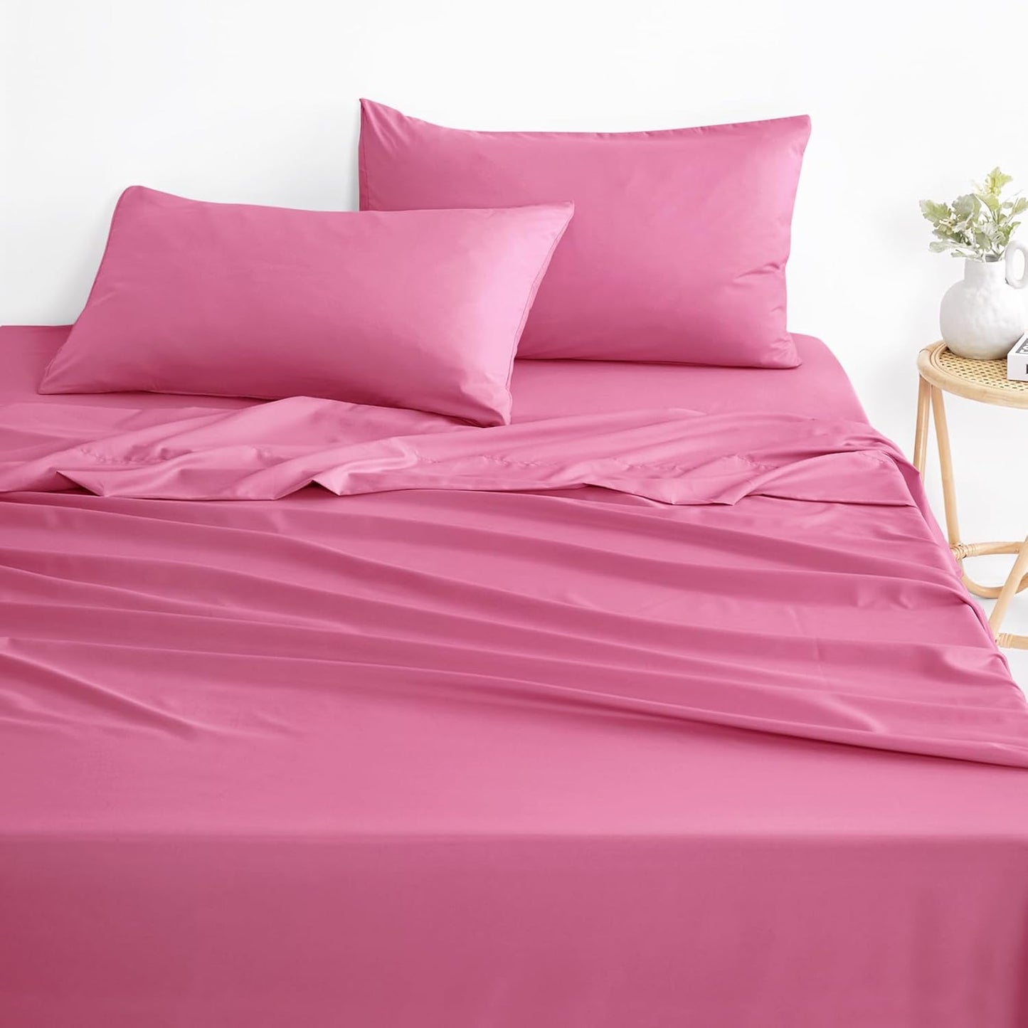 Wake In Cloud - White Sheet Set, 1000TC Ultra Soft Microfiber, Fitted Sheet & Flat Sheet & 2 Pillowcases (4 pcs, Queen Size)
