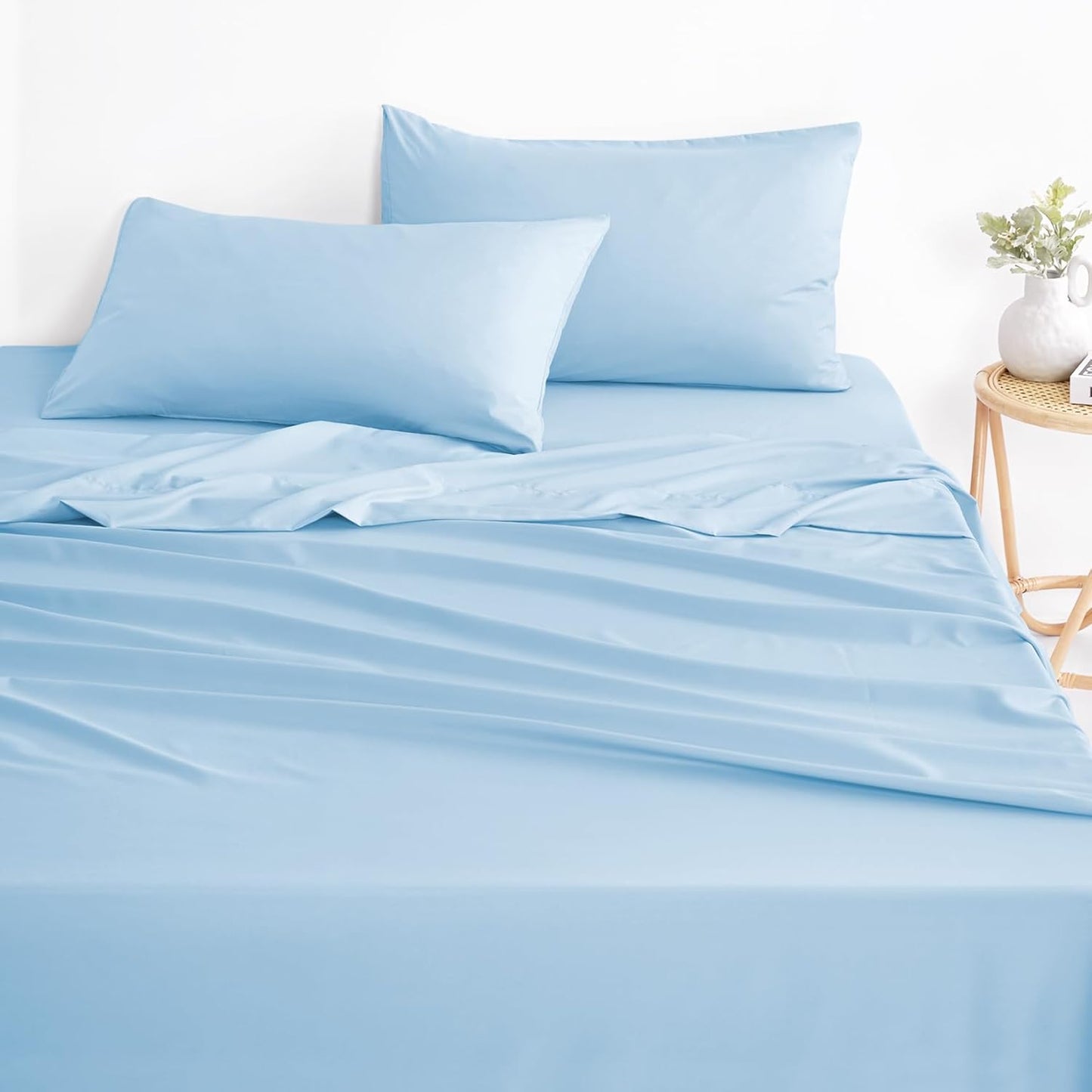Wake In Cloud - White Sheet Set, 1000TC Ultra Soft Microfiber, Fitted Sheet & Flat Sheet & 2 Pillowcases (4 pcs, Queen Size)