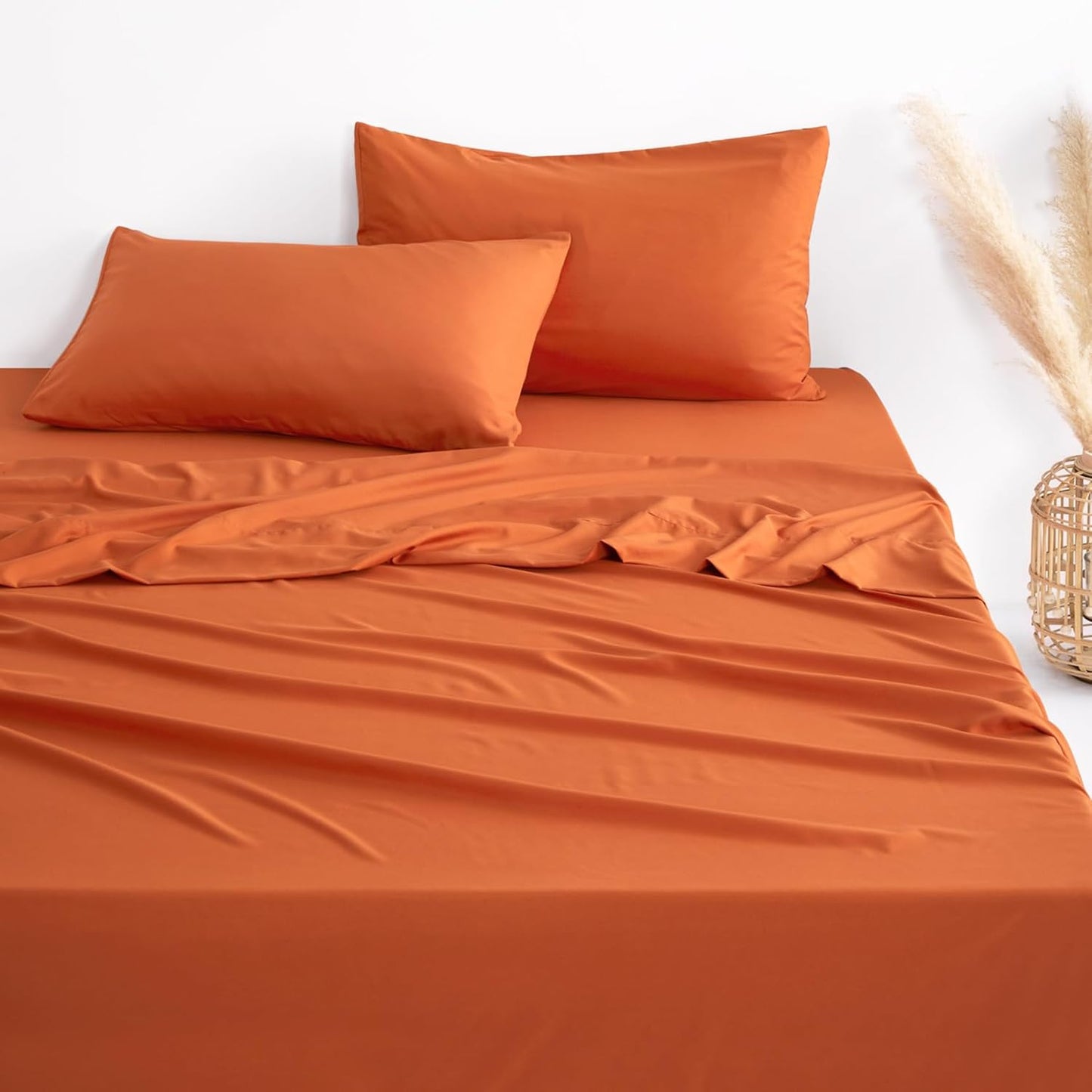 Wake In Cloud - White Sheet Set, 1000TC Ultra Soft Microfiber, Fitted Sheet & Flat Sheet & 2 Pillowcases (4 pcs, Queen Size)