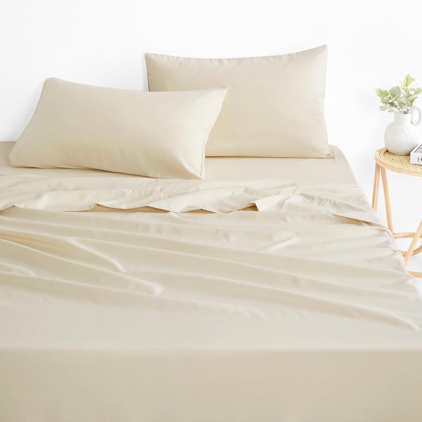 Wake In Cloud - White Sheet Set, 1000TC Ultra Soft Microfiber, Fitted Sheet & Flat Sheet & 2 Pillowcases (4 pcs, Queen Size)