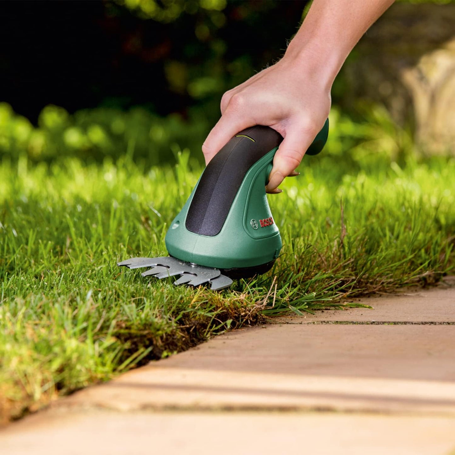 Bosch 3.6V Cordless Compact Hedge Shrub & Grass Shear Garden Kit, Includes Shrub & Grass Blade, Integrated Battery, Runtime: 40 min (EasyShear). Made in Europe