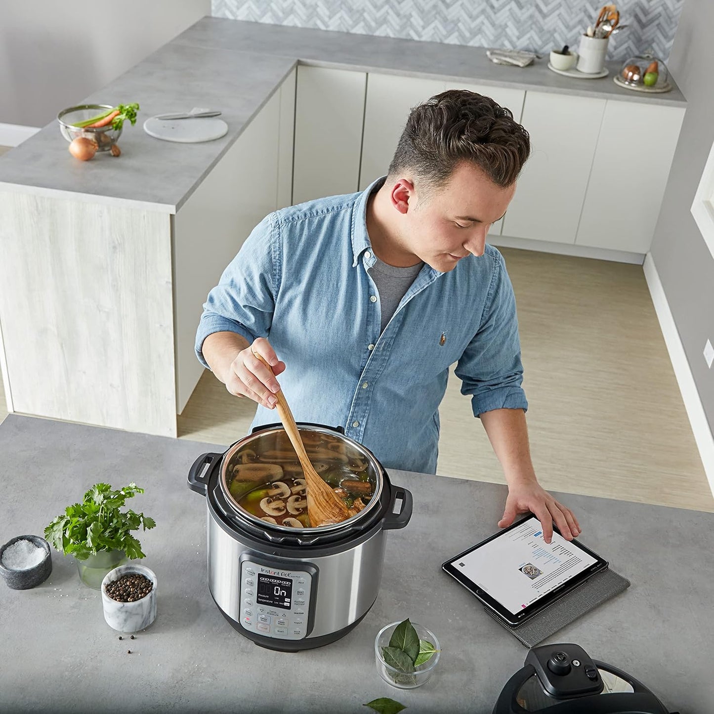 Instant Pot Duo 7-in-1 Multicooker, 5.7L - Pressure Cooker, Slow Cooker, Rice Cooker, Sauté Pan, Yogurt Maker, Steamer and Food Warmer, Brushed Stainless Steel,Black/ Grey