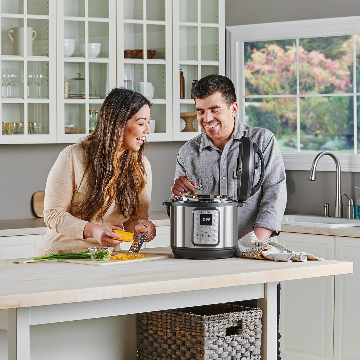 Instant Pot Duo 7-in-1 Multicooker, 5.7L - Pressure Cooker, Slow Cooker, Rice Cooker, Sauté Pan, Yogurt Maker, Steamer and Food Warmer, Brushed Stainless Steel,Black/ Grey